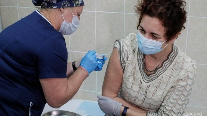 В России анонсировали массовую вакцинацию от COVID