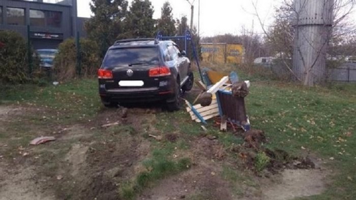 Во Львове полицейский разбил три авто и въехал на детскую площадку (видео)