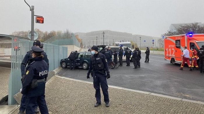 В Берлине авто врезалось в ворота офиса Меркель (фото)