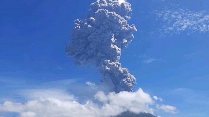 Мощное извержение вулкана в Индонезии: видео