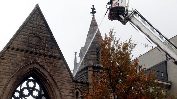 Это наш Нотр-Дам: В Нью-Йорке пожар охватил 128-летнюю церковь