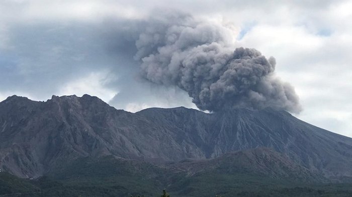 В Японии произошел взрыв вулкана (видео)