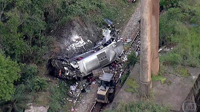 В Бразилии с эстакады упал автобус, 17 погибших