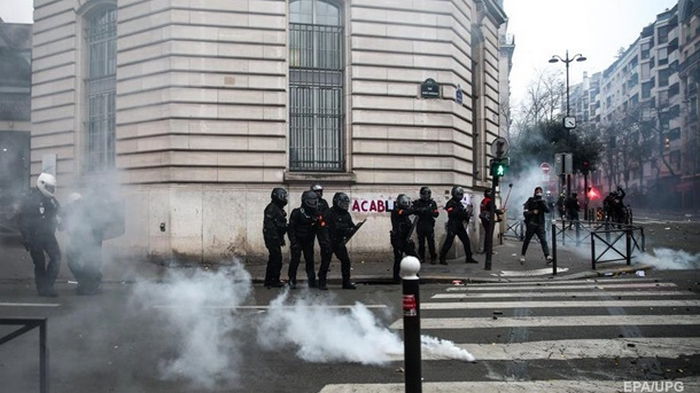 На протестах во Франции задержали почти сотню людей