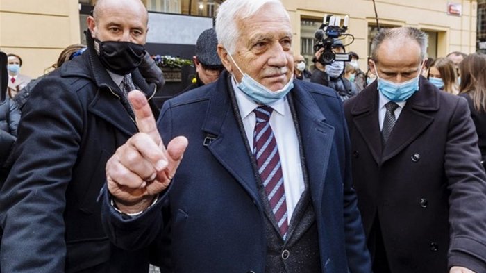 Экс-президента Чехии оштрафовали за маску на подбородке