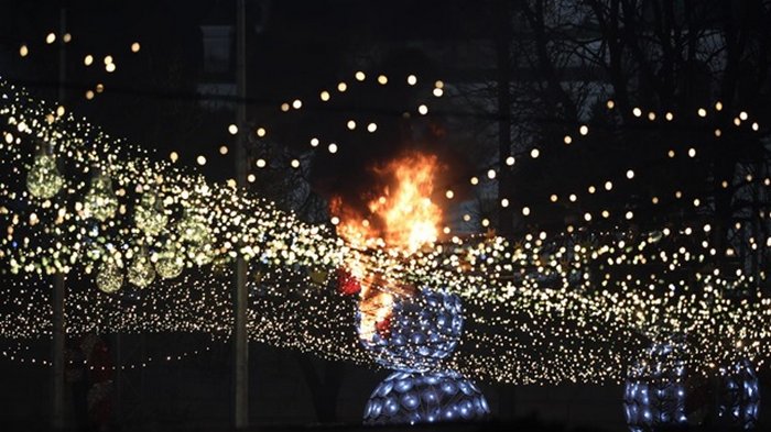 В Киеве во время открытия главной елки загорелась гирлянда (видео)
