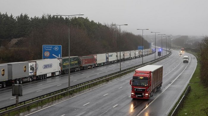 В Британии застряли тысячи грузовиков (фото)