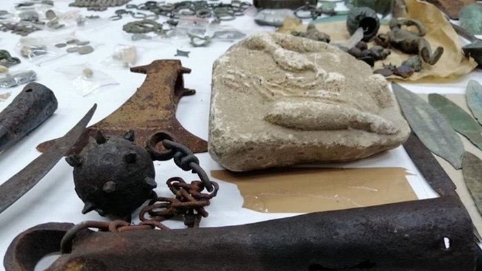 В Сербию пытались ввезти древние артефакты под видом украинского паркета (фото)