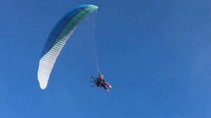 Под Киевом Санта на параплане разбрасывал конфеты (видео)