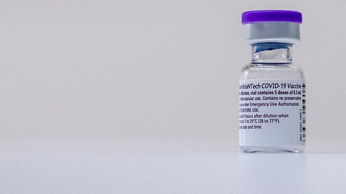 Аллергия на вакцину от COVID-19. Медики сообщили, как быть аллергикам с ринитом и астмой