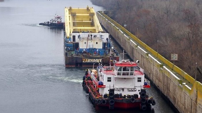 Крупнейший плавучий кран Европы прибыл в Украину для строительства моста в Запорожье: фото