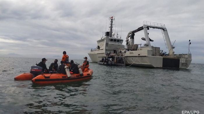 В районе падения самолета в Индонезии зафиксировали сигнал