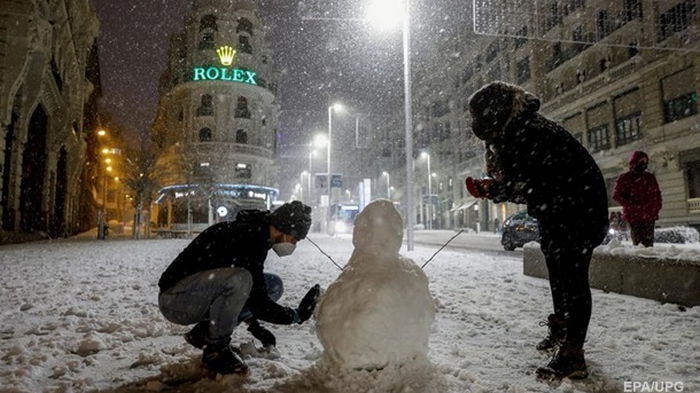 Мадрид накрыли крупнейшие за десятилетие снегопады