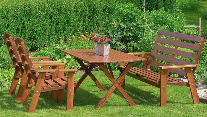 Столы и подвесные кресла для комфортного отдыха в саду
