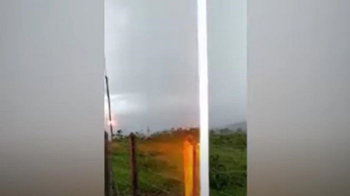 Бразилец снял на видео ударившую рядом молнию