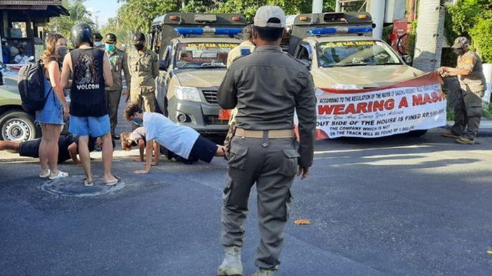 На Бали оригинально наказывают туристов (видео)