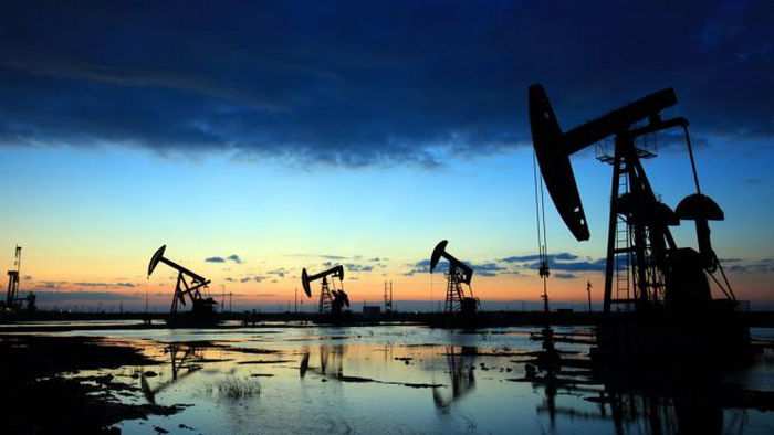 Нефть продолжает дешеветь: цена на Brent упала ниже $55
