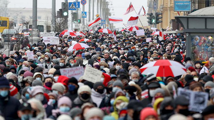 В Беларуси возобновились протесты: силовики задерживают демонстрантов