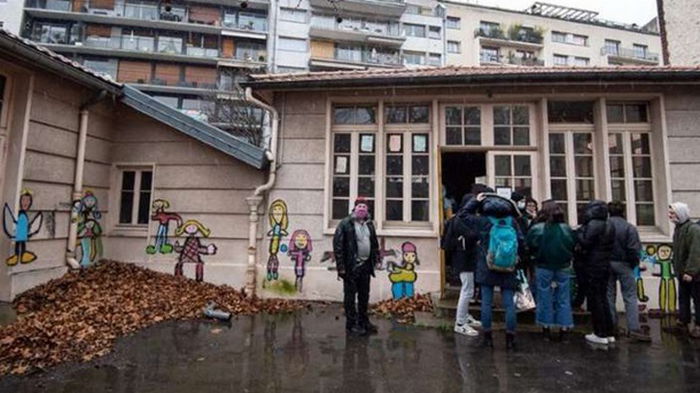 В Париже около 300 мигрантов оккупировали здание детского сада