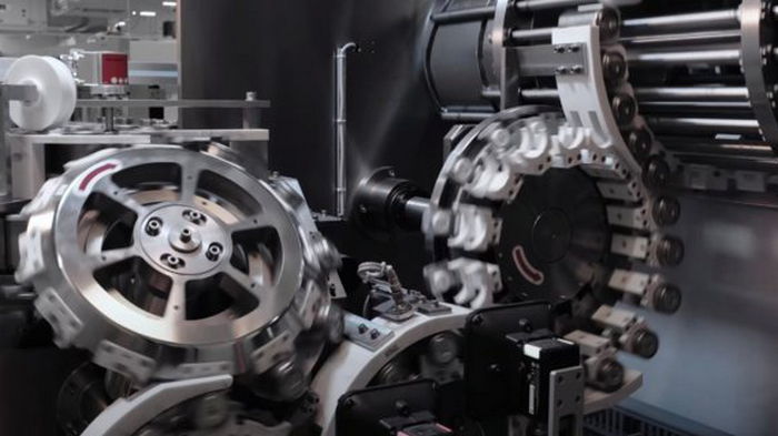 Tesla в коротком занимательном видео показала процесс создания батарей