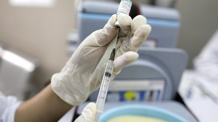 В МОЗ планируют первыми вакцинировать Зеленского и Шмыгаля