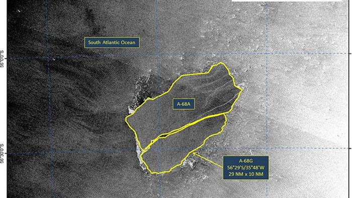Гигантский айсберг раскололся на части
