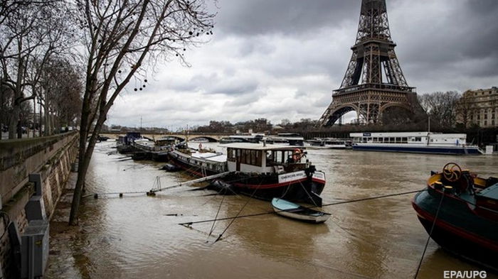 В Париже наводнение: Сена вышла из берегов (видео)