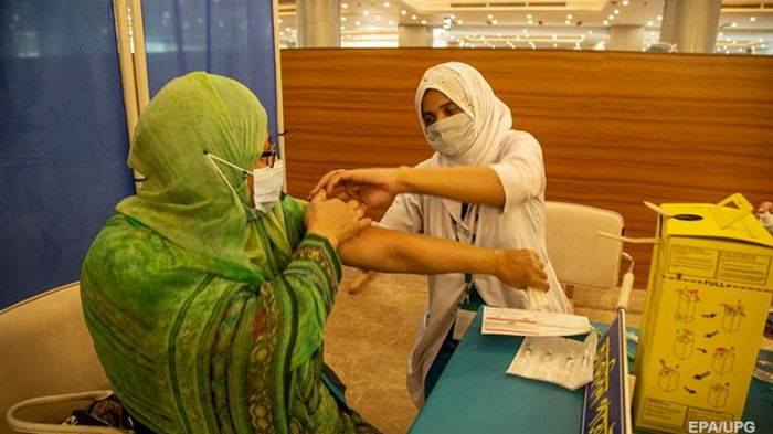 Массовая COVID-вакцинация началась в Бангладеш