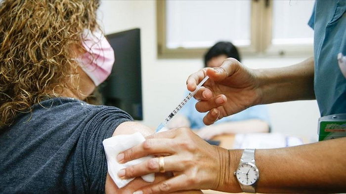 В Израиле начали COVID-вакцинацию иностранцев и будущих беженцев