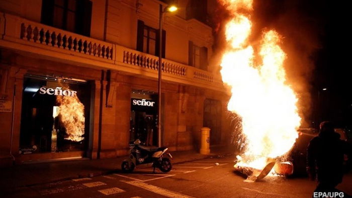 В Испании вспыхнули беспорядки из-за ареста рэпера (фото)