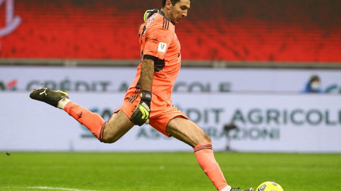 Буффон стал лучшим голкипером XXI века по версии IFFHS