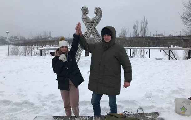 Пара украинцев решили сковать себя цепью на три месяца (видео)