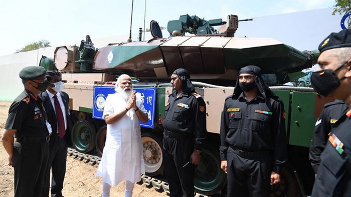 В Индии приняли на вооружение новый танк (видео)