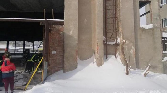 Во Львове обрушилось здание, есть жертвы (видео)