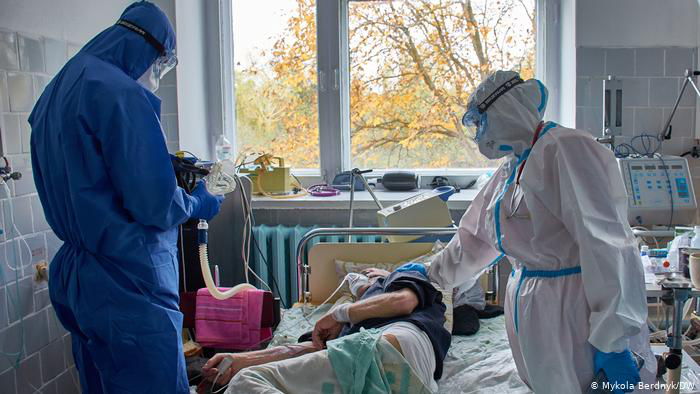 В 2020-м COVID-19 убил украинцев в два раза больше, чем грипп и пневмония