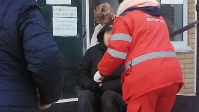 Полицейские из Нежина семь километров несли заблудившегося в лесу парня