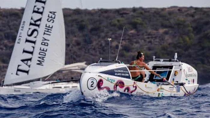 Молодая британка в одиночку на лодке пересекла Атлантику (видео)