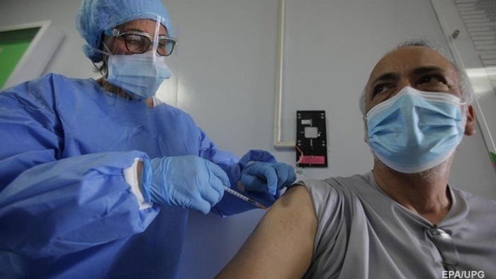 Число вакцинированных в мире уже в два раза превысило число зараженных
