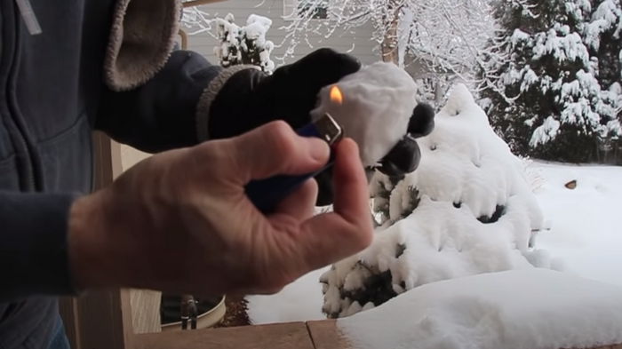 В США выпал нетающий снег: люди греют его феном и поджигают