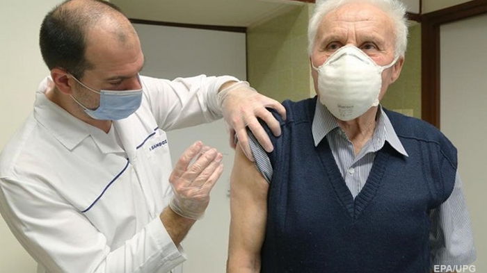 В очереди на вакцинацию стоит 100 тысяч украинцев