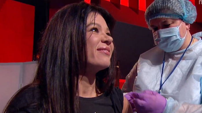 Украинские знаменитости привились в прямом эфире