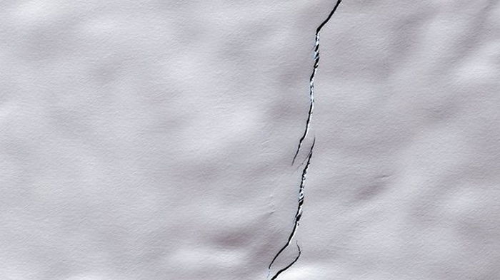 Как откололся айсберг-гигант. Спутник прислал детальные фото разлома в Антарктиде