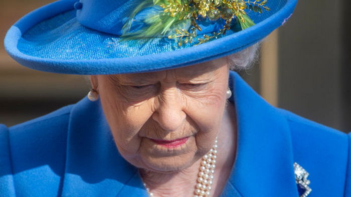 Экономия во всем. Королева Елизавета ІІ одолжит самолет у премьера Британии Джонсона
