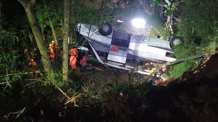 В Индонезии автобус упал с обрыва, десятки жертв