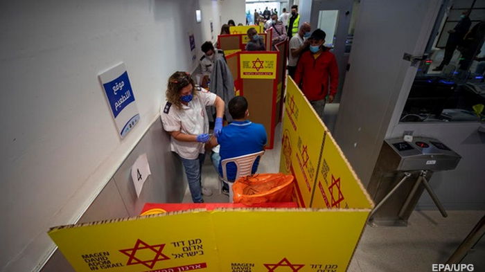 Израиль начал вакцинировать подростков - СМИ