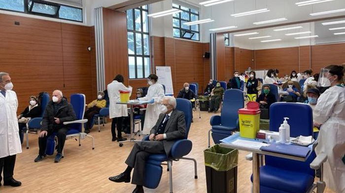 Президент Италии получил первую COVID-прививку препаратом Moderna