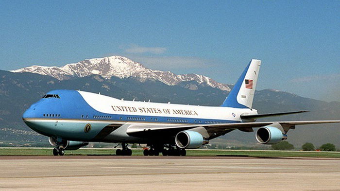 В США бездомный проник на авиабазу с президентским самолетом