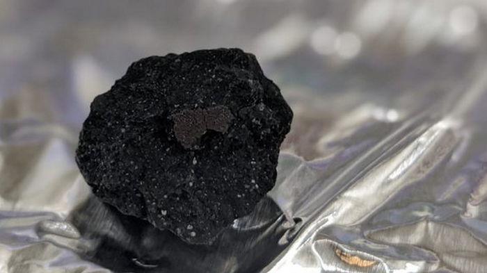 В Англии нашли метеорит: он очень редкий и может содержать кирпичики жизни – фото