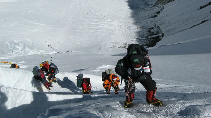 Эверест снова принимает туристов: подано 300 заявок на восхождение