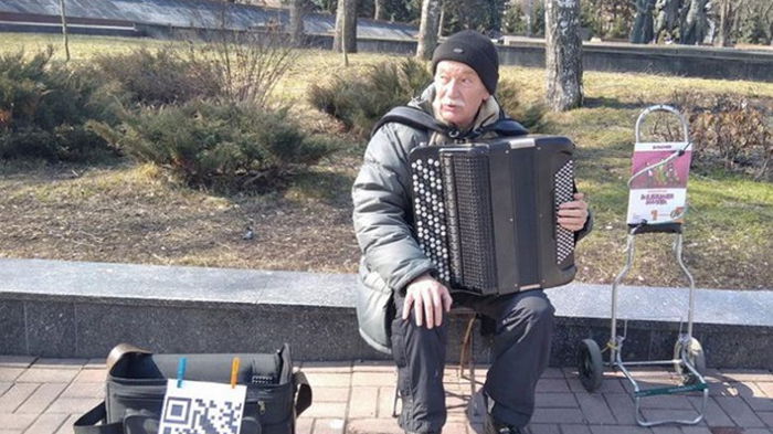 Уличный музыкант в Виннице принимает деньги через QR-код